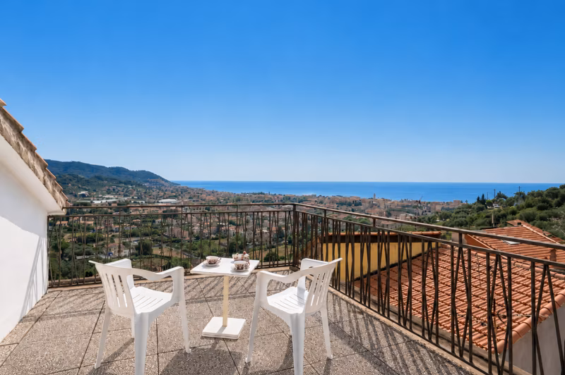 Panoramic Sea Views - Historic 3 Bedroom Hilltop Home - Diano Marina 2
