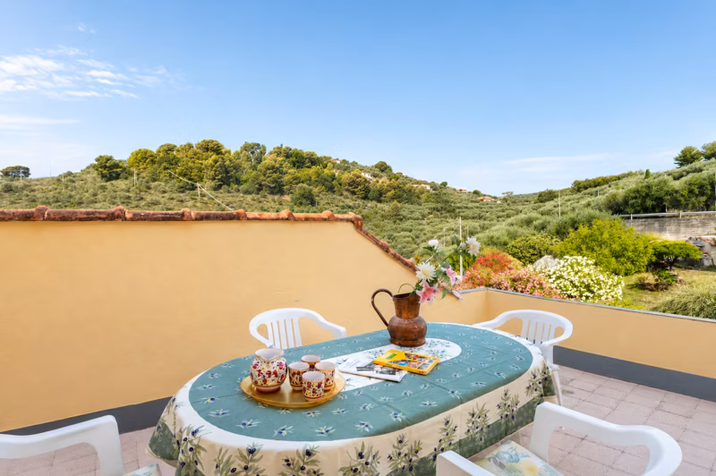 Panoramic Sea Views - Historic 3 Bedroom Hilltop Home - Diano Marina 8